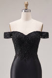 Off-the-shoulder zwarte zeemeermin-appliqueerde satijnen galajurk