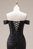 Off-the-shoulder zwarte zeemeermin-appliqueerde satijnen galajurk