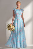 Een lange bruidsmeisjesjurk met blauwe chiffon bedrukte lijn met bloemen en ruches