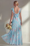 Een lange bruidsmeisjesjurk met blauwe chiffon bedrukte lijn met bloemen en ruches
