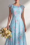 Een lange bruidsmeisjesjurk met blauwe chiffon bedrukte lijn met bloemen en ruches