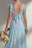 Een lange bruidsmeisjesjurk met blauwe chiffon bedrukte lijn met bloemen en ruches