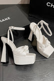 Witte Chunky sandalen met hoge hak en strik