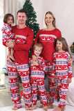 Rode kerstpyjama met winterprint voor het gezin