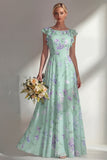 Een lange bruidsmeisjesjurk met blauwe chiffon bedrukte lijn met bloemen en ruches