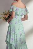 Groene lange bruidsmeisjesjurk met een lijn chiffon met off-shoulder print bloemenjurk en ruches