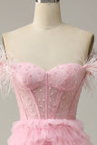 A Line Off the Shoulder Roze Corset Galajurk met Gegolfde Veren