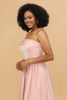 Afbeelding in Gallery-weergave laden, A lijn strapless blush satijn lange bruidsmeisje jurk