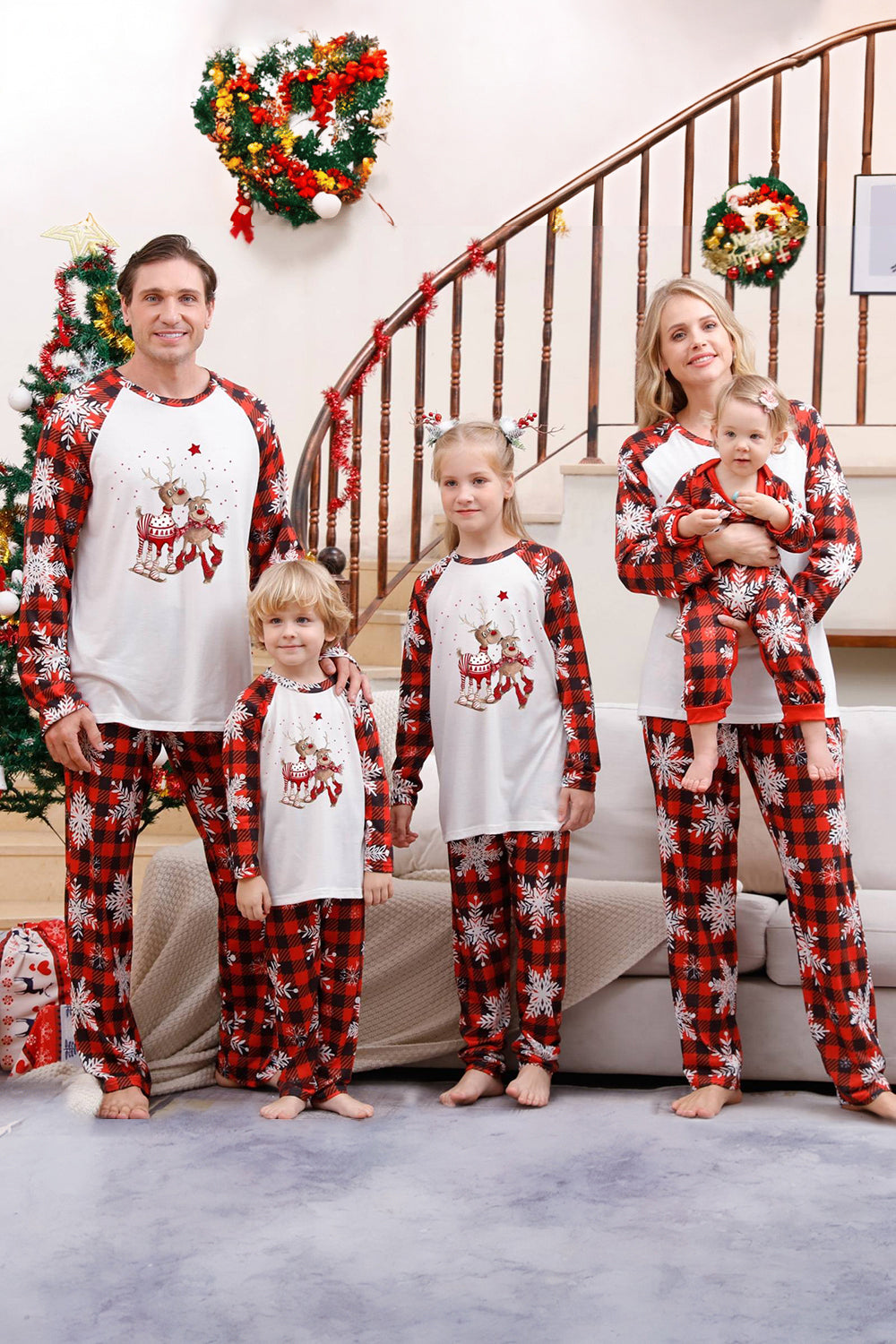 Rode geruite bijpassende familie kerstpyjama met sneeuwvlok