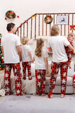 Familie bijpassende kerstpyjama met rode plaid