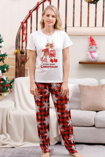 Familie bijpassende kerstpyjama met rode plaid