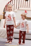 Familie bijpassende kerstpyjama met rode plaid