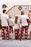 Familie bijpassende kerstpyjama met rode plaid