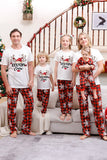 Familie bijpassende kerstpyjama met rode plaid