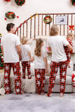 Familie bijpassende kerstpyjama met rode plaid