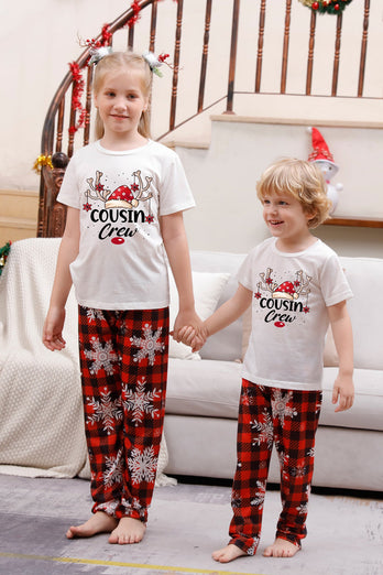 Familie bijpassende kerstpyjama met rode plaid