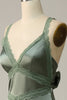 Afbeelding in Gallery-weergave laden, V-hals open rug stoffig groene bruidsmeisjesjurk met kant