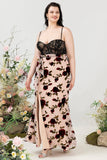 Schede Spaghetti Bandjes Zwarte Bloemen Plus Size Bruiloft Gast Jurk met Split