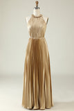 Halter hals gouden geplooide lange bruidsmeisjesjurk