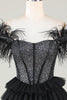 Afbeelding in Gallery-weergave laden, Sprankelende kralen korset A-lijn zwarte korte homecoming jurk met veren