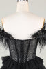 Afbeelding in Gallery-weergave laden, Sprankelende kralen korset A-lijn zwarte korte homecoming jurk met veren